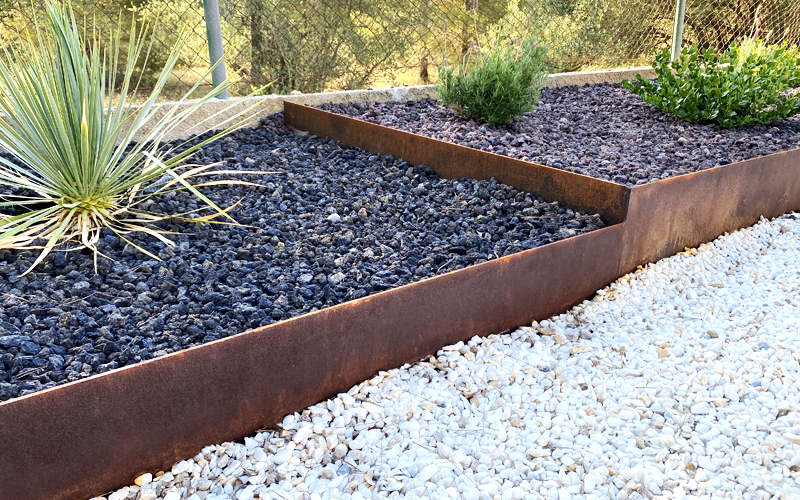 Bordes de acero corten permiten convertir un jardín sencillo en un espacio pulcro